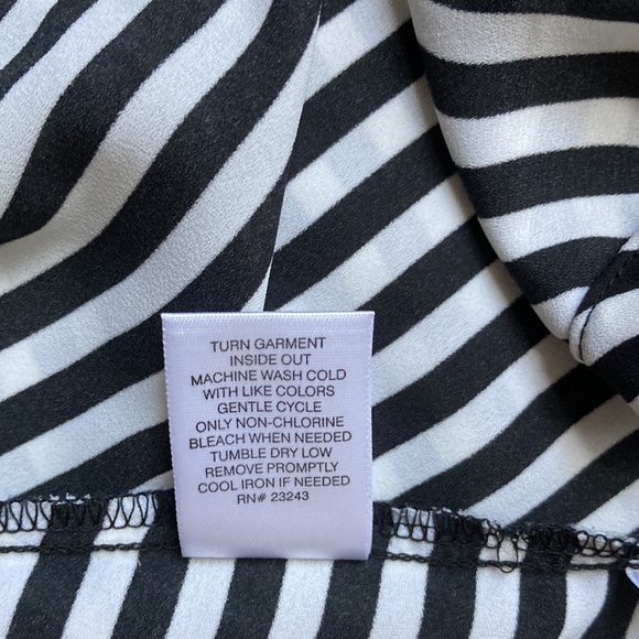 Soho New York & Company Black and White Drapey Blouse Size Medium - Picture 9 of 9